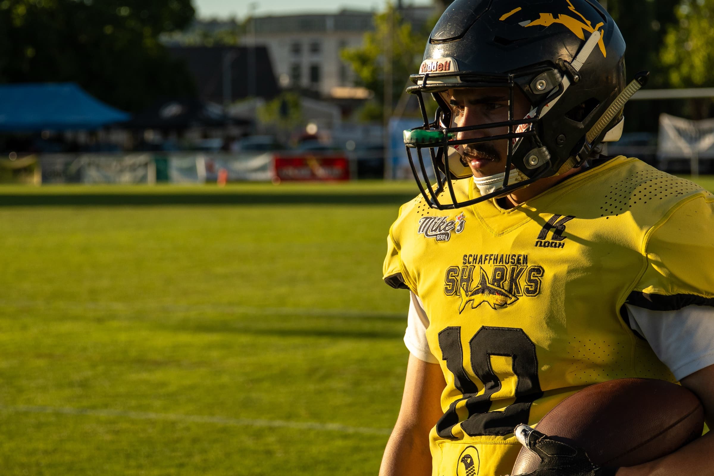 Sharks-Spieler Nummer 19 mit Football auf dem Spielfeld